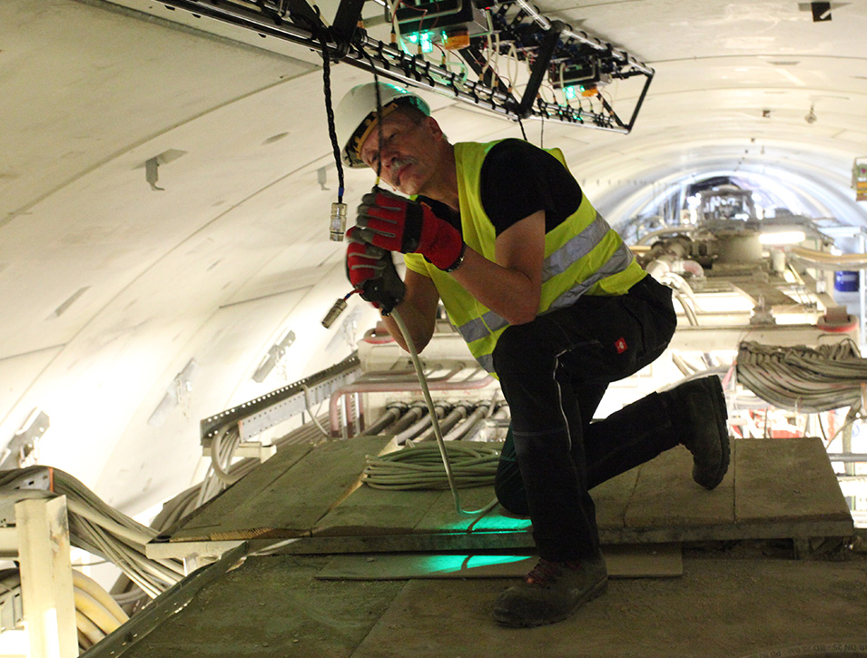  Dr. Christoph Donié beim testen.